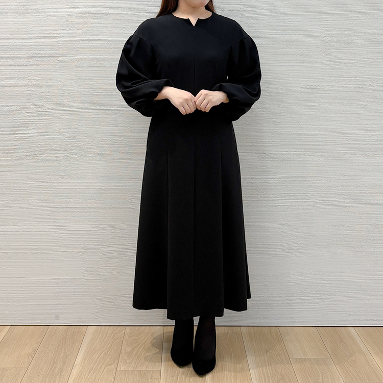 ドロップショルダーのボリューム袖ワンピース