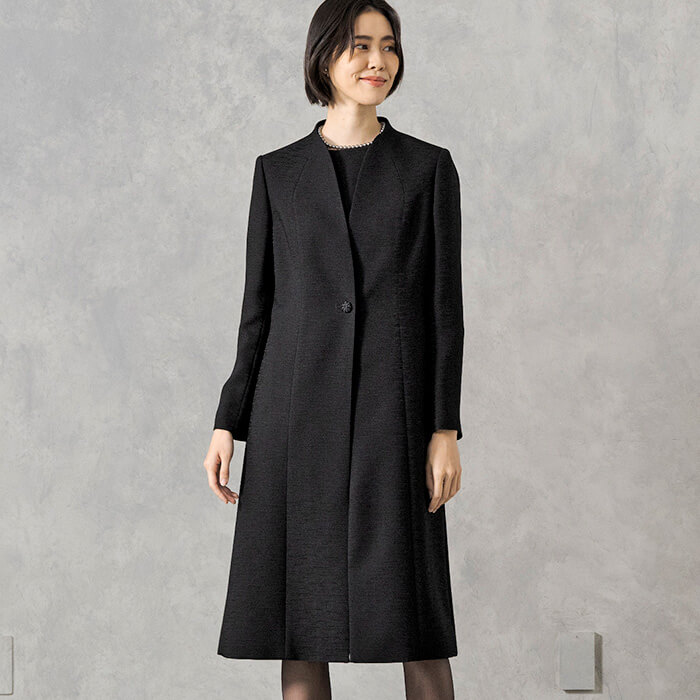 ラグジュアリーな印象のロングジャケットアンサンブル