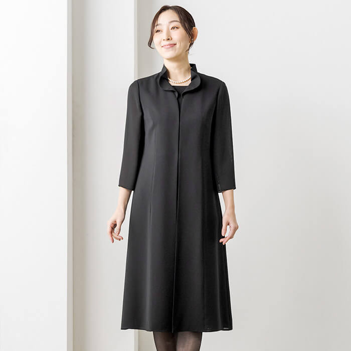 美しいフリルカラーの夏ワンピース