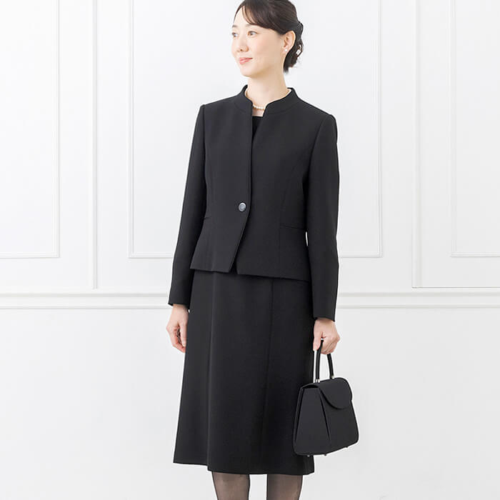 サテンパイピングがポイントのアンサンブル