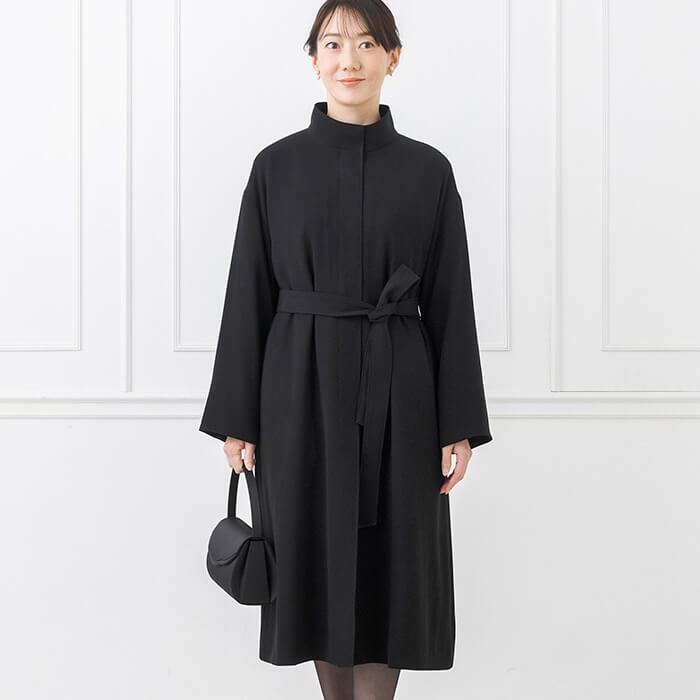 ドロップショルダーの合繊コート