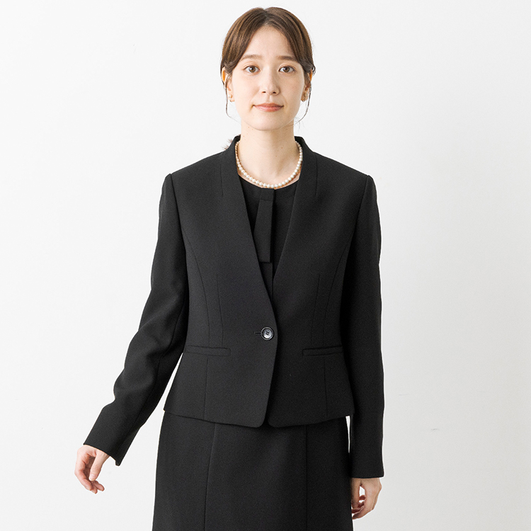 シンプルなノーカラージャケット