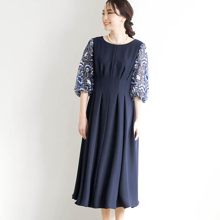 花柄刺繍がポイントのフェミニンなドレス