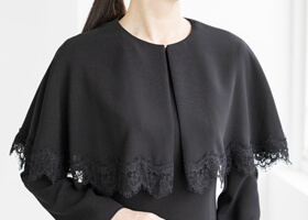 優しいフォルムの取り外せるケープ