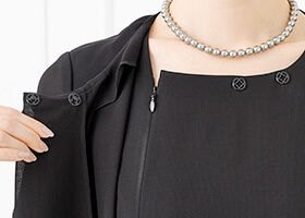 フロントファスナーで脱ぎ着も快適