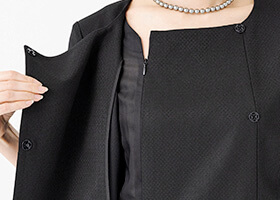 前開きのファスナーで脱ぎ着も簡単