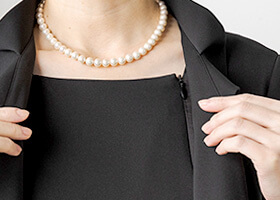 フロントファスナーで脱ぎ着も快適