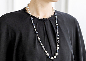 襟ぐりのブレードがポイント