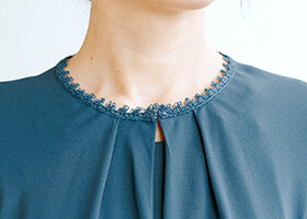 襟ぐりのブレードがポイント