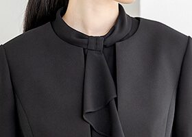 エレガントなフリルデザイン