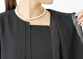 フロントファスナーで脱ぎ着も快適