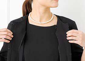 フロントファスナーで脱ぎ着も快適