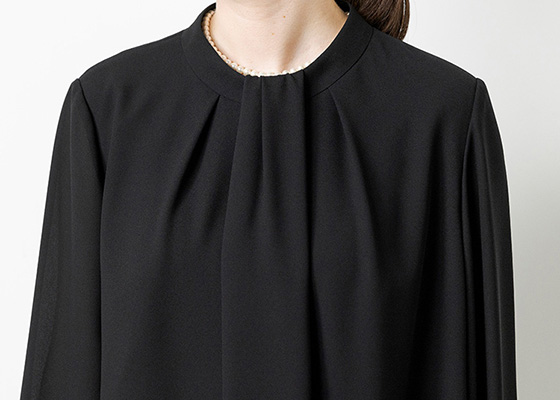 クラシカルな襟元