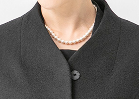 すっきりしたVラインの襟元