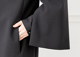 スリットが大きく入った袖口