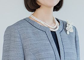 スカラップが彩るノーカラージャケット