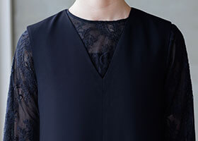 顔まわりをすっきり見せるVネックライン