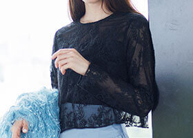 単品使いできるレースブラウス