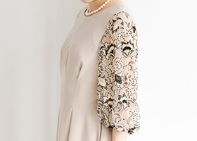 フェミニンな花柄刺繍の袖