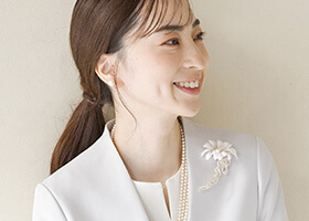 コサージュで華やかに