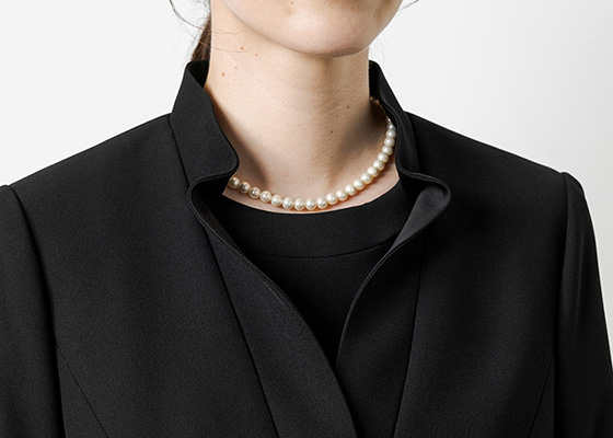 高級感のあるフリルカラー