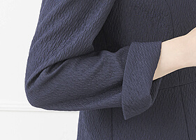 ジャケットの袖口はリターンカフス式